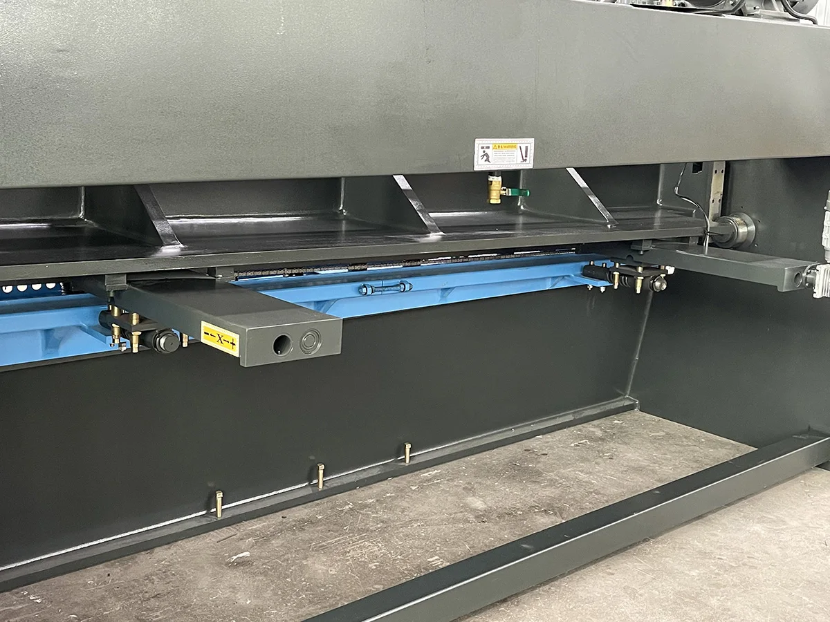Hydraulic Guillotine Cutting Machine With E21S Controller For 6Mm Thickness Carbon Steel Hydraulic Guillotine Cutting Machine With E21S Controller For 6Mm Thickness Carbon Steel