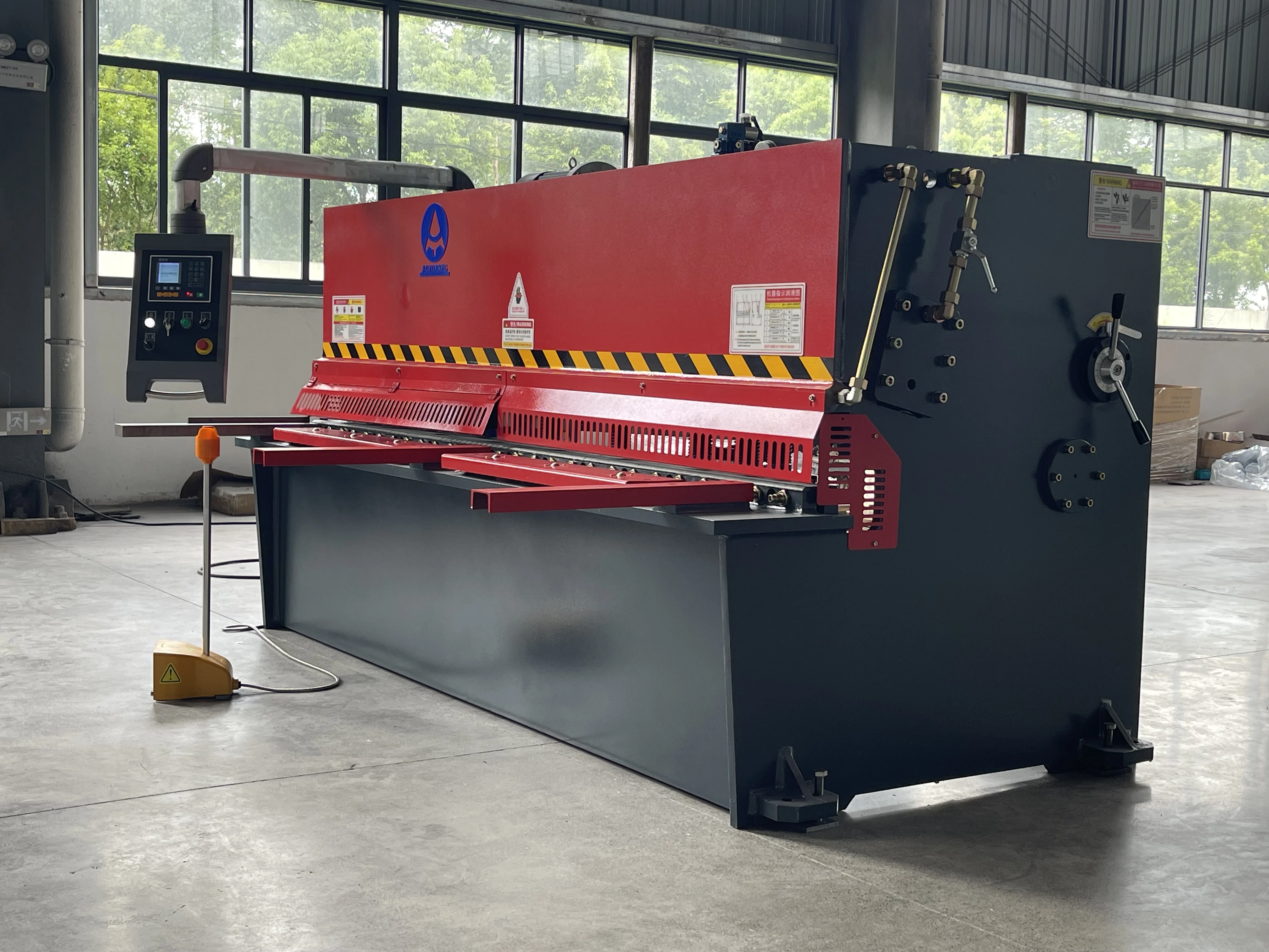 China Factory Hydraulic Guillotine Machine With E21S Controller For Carbon Steel Cutting China Factory Hydraulic Guillotine Machine With E21S Controller For Carbon Steel Cutting