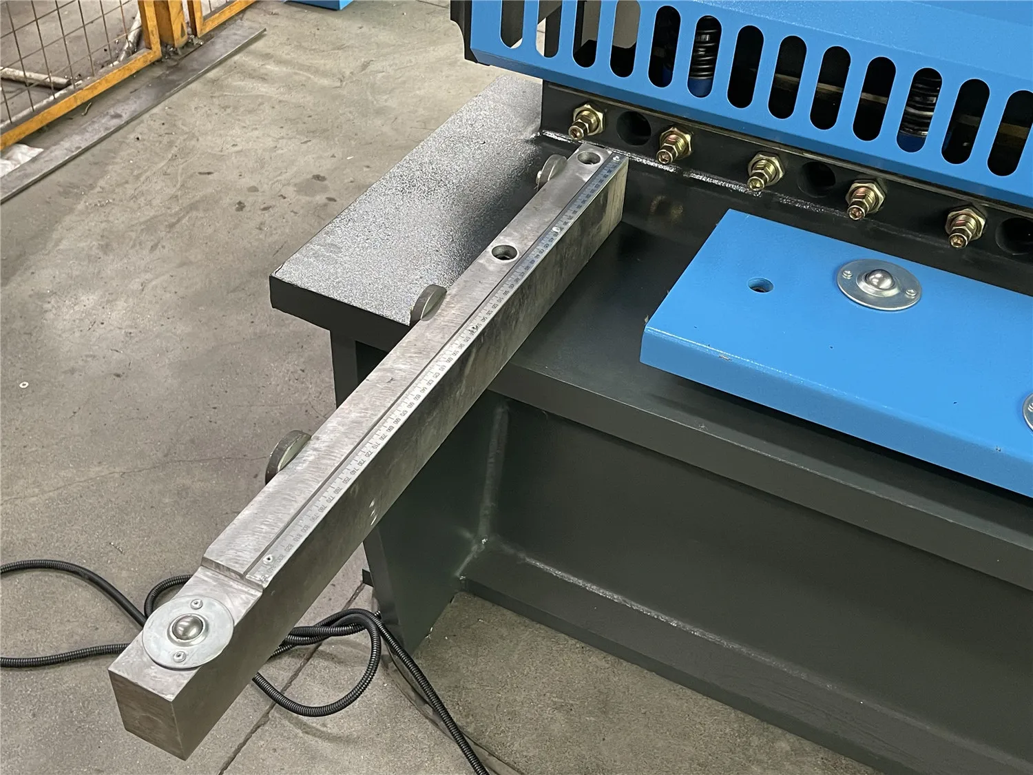 Qc11K-6×3200 Sheet Metal Cutting Hydraulic Guillotine Shearing Machine With E21S Qc11K-6×3200 Sheet Metal Cutting Hydraulic Guillotine Shearing Machine With E21S